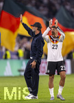 01.10.2026, Fussball UEFA Nations-League 2026/2027, 3.Spieltag, Deutschland - Serbien, in der Allianz-Arena München. v.li: Bundestrainer Jürgen Klopp (Deutschland) und Vitaly Janelt (Deutschland) nach dem Spiel bei der Ehrenrunde