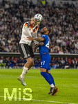 01.10.2026, Fussball UEFA Nations-League 2026/2027, 3.Spieltag, Deutschland - Serbien, in der Allianz-Arena München. von links:  Nick Woltemade (Deutschland) gegen Nemanja Gudelj (Serbien) 