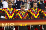01.10.2026, Fussball UEFA Nations-League 2026/2027, 3.Spieltag, Deutschland - Serbien, in der Allianz-Arena München. vor dem Spiel erst gemeinsames Schmettern der Nationalhymne, v.li: Bambase Conte (Deutschland), Lennart Karl (Deutschland), Said El Mala (Deutschland) 
