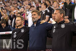 01.10.2026, Fussball UEFA Nations-League 2026/2027, 3.Spieltag, Deutschland - Serbien, in der Allianz-Arena München. vor dem Spiel erst gemeinsames Schmettern der Nationalhymne, v.li: Co-Trainer Pepijn Lijnders (Deutschland), Bundestrainer Jürgen Klopp (Deutschland), Co-Trainer Peter Krawietz (Deutschland) 