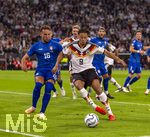 01.10.2026, Fussball UEFA Nations-League 2026/2027, 3.Spieltag, Deutschland - Serbien, in der Allianz-Arena München. von links:  Strahinja Erakovic (Serbien), Derry Scherhant (Deutschland) 