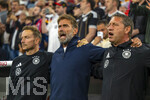01.10.2026, Fussball UEFA Nations-League 2026/2027, 3.Spieltag, Deutschland - Serbien, in der Allianz-Arena München. vor dem Spiel erst gemeinsames Schmettern der Nationalhymne, v.li: Co-Trainer Pepijn Lijnders (Deutschland), Bundestrainer Jürgen Klopp (Deutschland), Co-Trainer Peter Krawietz (Deutschland) 