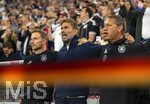 01.10.2026, Fussball UEFA Nations-League 2026/2027, 3.Spieltag, Deutschland - Serbien, in der Allianz-Arena München. vor dem Spiel erst gemeinsames Schmettern der Nationalhymne, v.li: Co-Trainer Pepijn Lijnders (Deutschland), Bundestrainer Jürgen Klopp (Deutschland), Co-Trainer Peter Krawietz (Deutschland) 