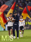 01.10.2026, Fussball UEFA Nations-League 2026/2027, 3.Spieltag, Deutschland - Serbien, in der Allianz-Arena München. v.li: Tom Bischof (Deutschland), Bundestrainer Jürgen Klopp (Deutschland) nach dem Spiel bestens gelaunt bei der Ehrenrunde