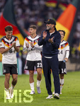01.10.2026, Fussball UEFA Nations-League 2026/2027, 3.Spieltag, Deutschland - Serbien, in der Allianz-Arena München. v.li: Tom Bischof (Deutschland), Bundestrainer Jürgen Klopp (Deutschland) nach dem Spiel bestens gelaunt bei der Ehrenrunde