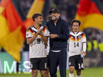 01.10.2026, Fussball UEFA Nations-League 2026/2027, 3.Spieltag, Deutschland - Serbien, in der Allianz-Arena München. v.li: Tom Bischof (Deutschland), Bundestrainer Jürgen Klopp (Deutschland) nach dem Spiel bestens gelaunt bei der Ehrenrunde