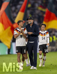 01.10.2026, Fussball UEFA Nations-League 2026/2027, 3.Spieltag, Deutschland - Serbien, in der Allianz-Arena München. v.li: Tom Bischof (Deutschland), Bundestrainer Jürgen Klopp (Deutschland) nach dem Spiel bestens gelaunt bei der Ehrenrunde, re: Mika Baur (Deutschland) 