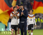 01.10.2026, Fussball UEFA Nations-League 2026/2027, 3.Spieltag, Deutschland - Serbien, in der Allianz-Arena München. v.li: Tom Bischof (Deutschland), Bundestrainer Jürgen Klopp (Deutschland) nach dem Spiel bestens gelaunt bei der Ehrenrunde, re: Mika Baur (Deutschland) 