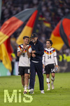 01.10.2026, Fussball UEFA Nations-League 2026/2027, 3.Spieltag, Deutschland - Serbien, in der Allianz-Arena München. v.li: Tom Bischof (Deutschland), Bundestrainer Jürgen Klopp (Deutschland) nach dem Spiel bestens gelaunt bei der Ehrenrunde