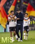 01.10.2026, Fussball UEFA Nations-League 2026/2027, 3.Spieltag, Deutschland - Serbien, in der Allianz-Arena München. v.li: Tom Bischof (Deutschland), Bundestrainer Jürgen Klopp (Deutschland) nach dem Spiel bestens gelaunt bei der Ehrenrunde