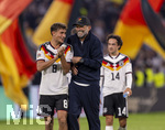 01.10.2026, Fussball UEFA Nations-League 2026/2027, 3.Spieltag, Deutschland - Serbien, in der Allianz-Arena München. v.li: Tom Bischof (Deutschland), Bundestrainer Jürgen Klopp (Deutschland) nach dem Spiel bestens gelaunt bei der Ehrenrunde
