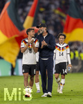 01.10.2026, Fussball UEFA Nations-League 2026/2027, 3.Spieltag, Deutschland - Serbien, in der Allianz-Arena München. v.li: Tom Bischof (Deutschland), Bundestrainer Jürgen Klopp (Deutschland) nach dem Spiel bestens gelaunt bei der Ehrenrunde, re: Mika Baur (Deutschland) 