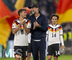 01.10.2026, Fussball UEFA Nations-League 2026/2027, 3.Spieltag, Deutschland - Serbien, in der Allianz-Arena München. v.li: Tom Bischof (Deutschland), Bundestrainer Jürgen Klopp (Deutschland) nach dem Spiel bestens gelaunt bei der Ehrenrunde, re: Mika Baur (Deutschland) 