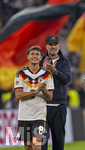 01.10.2026, Fussball UEFA Nations-League 2026/2027, 3.Spieltag, Deutschland - Serbien, in der Allianz-Arena München. v.li: Tom Bischof (Deutschland), Bundestrainer Jürgen Klopp (Deutschland), Mika Baur (Deutschland), nach dem Spiel bei der Ehrenrunde, 