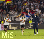 01.10.2026, Fussball UEFA Nations-League 2026/2027, 3.Spieltag, Deutschland - Serbien, in der Allianz-Arena München. v.li: Tom Bischof (Deutschland), Alexander Pavlovic (Deutschland), Bundestrainer Jürgen Klopp (Deutschland) nach dem Spiel bei der Ehrenrunde, 