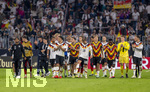 01.10.2026, Fussball UEFA Nations-League 2026/2027, 3.Spieltag, Deutschland - Serbien, in der Allianz-Arena München. v.li: Florian Wirtz (Deutschland), Yannik Engelhardt (Deutschland), Serge Gnabry (Deutschland), Bambase Conte (Deutschland), Nick Woltemade (Deutschland), Derry Scherhant (Deutschland), Jonathan Burkardt (Deutschland), Maximilian Mittelstädt (Deutschland), Torwart Finn Dahmen (Deutschland), Waldemar Anton (Deutschland), Finn Jeltsch (Deutschland), Said El Mala (Deutschland) nach dem Spiel bei der Ehrenrunde, 
