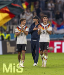 01.10.2026, Fussball UEFA Nations-League 2026/2027, 3.Spieltag, Deutschland - Serbien, in der Allianz-Arena München. v.li: Tom Bischof (Deutschland), Bundestrainer Jürgen Klopp (Deutschland), Alexander Pavlovic (Deutschland), nach dem Spiel bei der Ehrenrunde, 