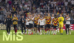 01.10.2026, Fussball UEFA Nations-League 2026/2027, 3.Spieltag, Deutschland - Serbien, in der Allianz-Arena München. v.li:Serge Gnabry (Deutschland), Bambase Conte (Deutschland), Nick Woltemade (Deutschland), Derry Scherhant (Deutschland), Jonathan Burkardt (Deutschland), Maximilian Mittelstädt (Deutschland), Torwart Finn Dahmen (Deutschland), Waldemar Anton (Deutschland), Finn Jeltsch (Deutschland), Said El Mala (Deutschland) nach dem Spiel bei der Ehrenrunde, 