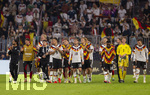 01.10.2026, Fussball UEFA Nations-League 2026/2027, 3.Spieltag, Deutschland - Serbien, in der Allianz-Arena München. v.li: Florian Wirtz (Deutschland), Yannik Engelhardt (Deutschland), Serge Gnabry (Deutschland), Bambase Conte (Deutschland), Nick Woltemade (Deutschland), Derry Scherhant (Deutschland), Jonathan Burkardt (Deutschland), Maximilian Mittelstädt (Deutschland), Torwart Finn Dahmen (Deutschland), Waldemar Anton (Deutschland), Ridle Baku (Deutschland), Torwart Jonas Urbig (Deutschland), Said El Mala (Deutschland) nach dem Spiel bei der Ehrenrunde, 