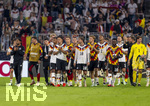 01.10.2026, Fussball UEFA Nations-League 2026/2027, 3.Spieltag, Deutschland - Serbien, in der Allianz-Arena München. v.li: Florian Wirtz (Deutschland), Yannik Engelhardt (Deutschland), Serge Gnabry (Deutschland), Bambase Conte (Deutschland), Nick Woltemade (Deutschland), Derry Scherhant (Deutschland), Jonathan Burkardt (Deutschland), Maximilian Mittelstädt (Deutschland), Torwart Finn Dahmen (Deutschland), Waldemar Anton (Deutschland), Ridle Baku (Deutschland), Torwart Jonas Urbig (Deutschland), nach dem Spiel bei der Ehrenrunde, 