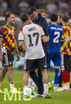 01.10.2026, Fussball UEFA Nations-League 2026/2027, 3.Spieltag, Deutschland - Serbien, in der Allianz-Arena München. v.li: Bundestrainer Jürgen Klopp (Deutschland) herzt Florian Wirtz (Deutschland) nach dem Spiel 