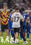 01.10.2026, Fussball UEFA Nations-League 2026/2027, 3.Spieltag, Deutschland - Serbien, in der Allianz-Arena München. v.li: Bundestrainer Jürgen Klopp (Deutschland) herzt Florian Wirtz (Deutschland) nach dem Spiel 