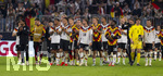 01.10.2026, Fussball UEFA Nations-League 2026/2027, 3.Spieltag, Deutschland - Serbien, in der Allianz-Arena München. v.li: Florian Wirtz (Deutschland), Yannik Engelhardt (Deutschland), Serge Gnabry (Deutschland), Bambase Conte (Deutschland), Nick Woltemade (Deutschland), Derry Scherhant (Deutschland), Jonathan Burkardt (Deutschland), Maximilian Mittelstädt (Deutschland), Torwart Finn Dahmen (Deutschland), Waldemar Anton (Deutschland), Ridle Baku (Deutschland), Torwart Jonas Urbig (Deutschland), Torwart Jonas Urbig (Deutschland) nach dem Spiel bei der Ehrenrunde, 