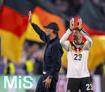 01.10.2026, Fussball UEFA Nations-League 2026/2027, 3.Spieltag, Deutschland - Serbien, in der Allianz-Arena München. v.li: Bundestrainer Jürgen Klopp (Deutschland) und Vitaly Janelt (Deutschland) nach dem Spiel bei der Ehrenrunde 