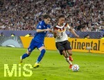 01.10.2026, Fussball UEFA Nations-League 2026/2027, 3.Spieltag, Deutschland - Serbien, in der Allianz-Arena München. v.li: Kosta Ndeljkovic (Serbien) gegen Derry Scherhant (Deutschland) 