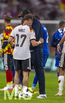 01.10.2026, Fussball UEFA Nations-League 2026/2027, 3.Spieltag, Deutschland - Serbien, in der Allianz-Arena München. v.li: Bundestrainer Jürgen Klopp (Deutschland) herzt Florian Wirtz (Deutschland) nach dem Spiel 