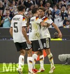 01.10.2026, Fussball UEFA Nations-League 2026/2027, 3.Spieltag, Deutschland - Serbien, in der Allianz-Arena München. Torjubel, v.li: Alexander Pavlovic (Deutschland), Derry Scherhant (Deutschland), Tom Bischof (Deutschland), 