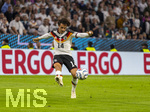 01.10.2026, Fussball UEFA Nations-League 2026/2027, 3.Spieltag, Deutschland - Serbien, in der Allianz-Arena München. Mika Baur (Deutschland) am Ball 