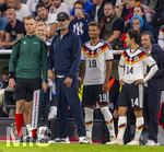 01.10.2026, Fussball UEFA Nations-League 2026/2027, 3.Spieltag, Deutschland - Serbien, in der Allianz-Arena München. gute Laune bei den Ersatzspielern vor ihrer Einwechslung, v.li: Vierter Offizieller, Sigur Kringstad (Norwegen), Jonathan Burkardt (Deutschland), Bundestrainer Jürgen Klopp (Deutschland), Bambase Conte (Deutschland), Mika Baur (Deutschland), 