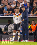 01.10.2026, Fussball UEFA Nations-League 2026/2027, 3.Spieltag, Deutschland - Serbien, in der Allianz-Arena München. v.li: Vitaly Janelt (Deutschland) mit Bundestrainer Jürgen Klopp (Deutschland) vor seiner Einwechslung 