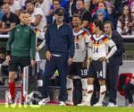 01.10.2026, Fussball UEFA Nations-League 2026/2027, 3.Spieltag, Deutschland - Serbien, in der Allianz-Arena München. gute Laune bei den Ersatzspielern vor ihrer Einwechslung, v.li: Vierter Offizieller, Sigur Kringstad (Norwegen), Jonathan Burkardt (Deutschland), Bundestrainer Jürgen Klopp (Deutschland), Bambase Conte (Deutschland), Mika Baur (Deutschland), 