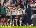 01.10.2026, Fussball UEFA Nations-League 2026/2027, 3.Spieltag, Deutschland - Serbien, in der Allianz-Arena München. gute Laune bei den Ersatzspielern vor ihrer Einwechslung, v.li: Vierter Offizieller, Sigur Kringstad (Norwegen), Jonathan Burkardt (Deutschland), Bambase Conte (Deutschland), Mika Baur (Deutschland), Bundestrainer Jürgen Klopp (Deutschland) 