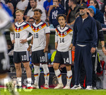 01.10.2026, Fussball UEFA Nations-League 2026/2027, 3.Spieltag, Deutschland - Serbien, in der Allianz-Arena München. die Ersatzspieler vor ihrer Einwechslung, v.li:  Jonathan Burkardt (Deutschland), Bambase Conte (Deutschland), Mika Baur (Deutschland), Bundestrainer Jürgen Klopp (Deutschland), 