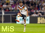 01.10.2026, Fussball UEFA Nations-League 2026/2027, 3.Spieltag, Deutschland - Serbien, in der Allianz-Arena München. Tom Bischof (Deutschland) am Ball 