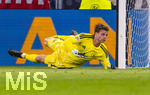 01.10.2026, Fussball UEFA Nations-League 2026/2027, 3.Spieltag, Deutschland - Serbien, in der Allianz-Arena München. Torwart Jonas Urbig (Deutschland) im Flug 
