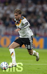 01.10.2026, Fussball UEFA Nations-League 2026/2027, 3.Spieltag, Deutschland - Serbien, in der Allianz-Arena München. Maximilian Mittelstädt (Deutschland) am Ball 
