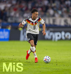 01.10.2026, Fussball UEFA Nations-League 2026/2027, 3.Spieltag, Deutschland - Serbien, in der Allianz-Arena München. Derry Scherhant (Deutschland) am Ball 