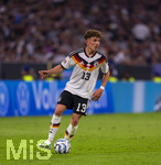01.10.2026, Fussball UEFA Nations-League 2026/2027, 3.Spieltag, Deutschland - Serbien, in der Allianz-Arena München. Philipp Treu (Deutschland) am Ball 