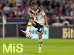 01.10.2026, Fussball UEFA Nations-League 2026/2027, 3.Spieltag, Deutschland - Serbien, in der Allianz-Arena München. Tom Bischof (Deutschland) am Ball 