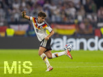 01.10.2026, Fussball UEFA Nations-League 2026/2027, 3.Spieltag, Deutschland - Serbien, in der Allianz-Arena München. Tom Bischof (Deutschland) am Ball 