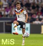 01.10.2026, Fussball UEFA Nations-League 2026/2027, 3.Spieltag, Deutschland - Serbien, in der Allianz-Arena München. Tom Bischof (Deutschland) am Ball 