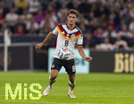 01.10.2026, Fussball UEFA Nations-League 2026/2027, 3.Spieltag, Deutschland - Serbien, in der Allianz-Arena München. Tom Bischof (Deutschland) am Ball 