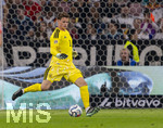 01.10.2026, Fussball UEFA Nations-League 2026/2027, 3.Spieltag, Deutschland - Serbien, in der Allianz-Arena München. Torwart Jonas Urbig (Deutschland) Schuss