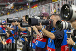 01.10.2026, Fussball UEFA Nations-League 2026/2027, 3.Spieltag, Deutschland - Serbien, in der Allianz-Arena München. Fotografen am Spielfeldrand 