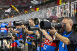 01.10.2026, Fussball UEFA Nations-League 2026/2027, 3.Spieltag, Deutschland - Serbien, in der Allianz-Arena München. Fotografen am Spielfeldrand 