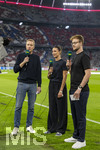 01.10.2026, Fussball UEFA Nations-League 2026/2027, 3.Spieltag, Deutschland - Serbien, in der Allianz-Arena München. Moderatoren vom DFB-TV Fernsehsender am Spielfeldrand.